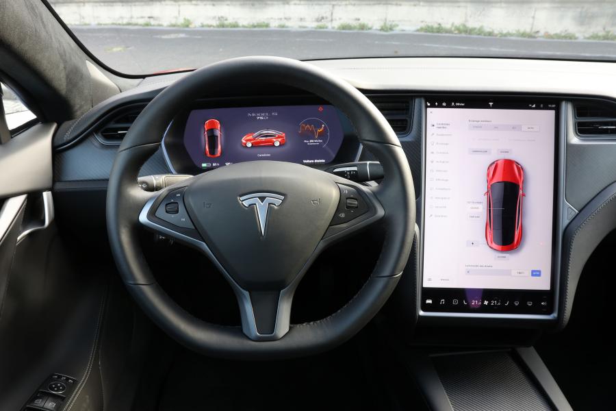 Панель приборов Tesla Model S 75D 2016 года  (WW) (фото 2 из 15)